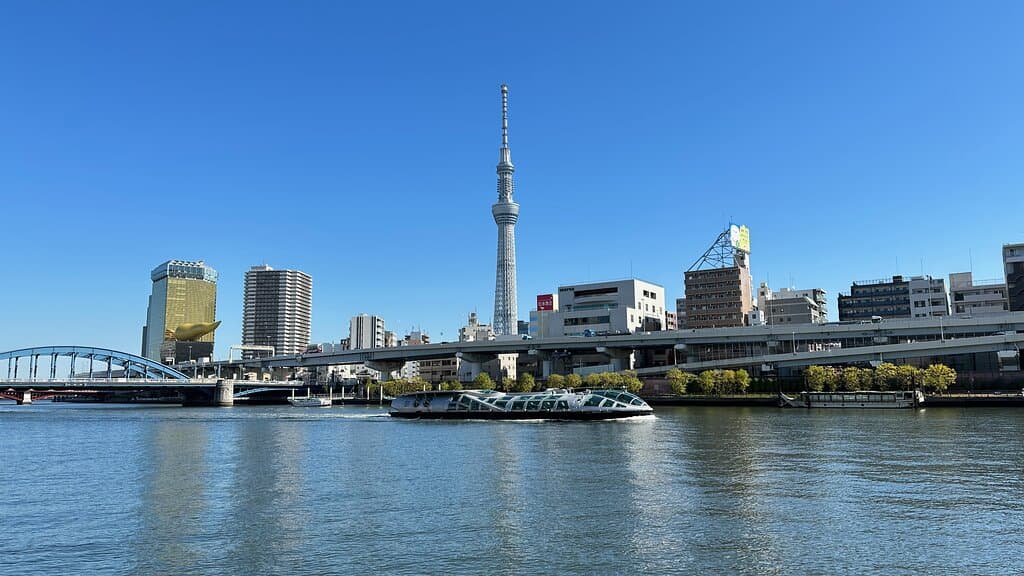 スカイツリーとスーパードライホールと水上バス