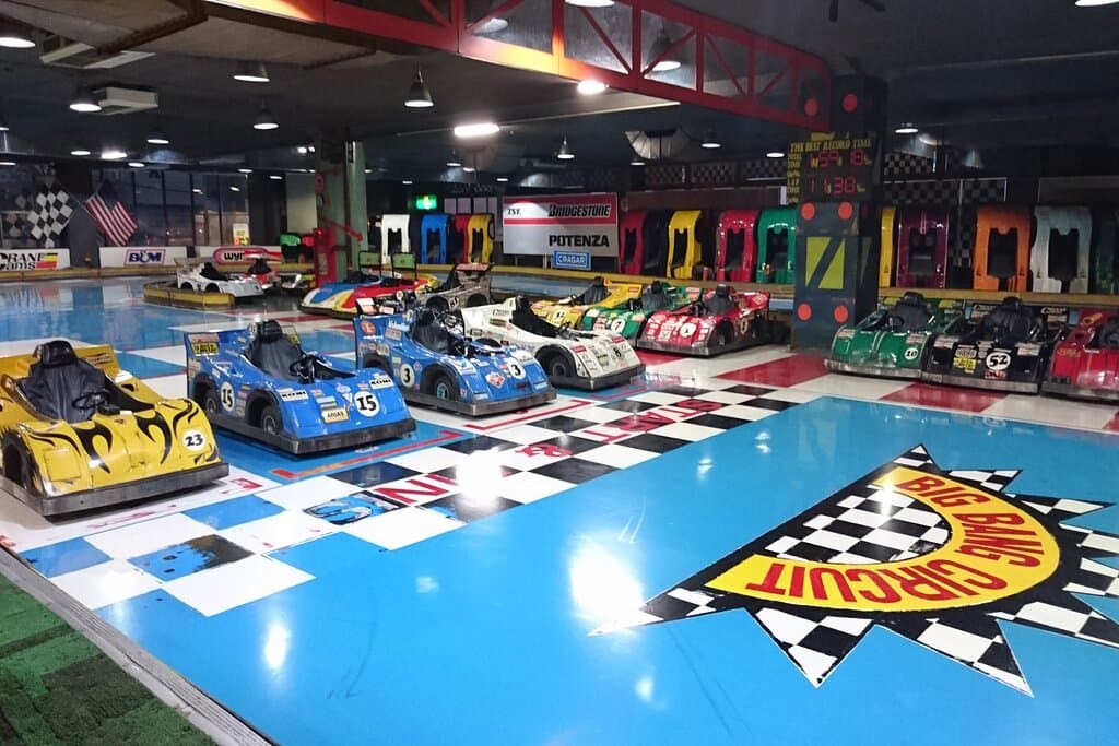 神奈川県内では最大級の屋内ゴーカート場。スリックカートといわれ、滑る路面で簡単にドリフトできます。身長１４０ｃｍ以上の方なら乗車できます。小さいお子様は、２人乗りのカートの助手席でお乗り頂けます。１レース３分間５００円。予約なしでご利用できます。貸切も出来ます（要予約）。お得なチケットもあります。詳しくは、ビッグバンのホームページ、またはスタッフまでどうぞ。