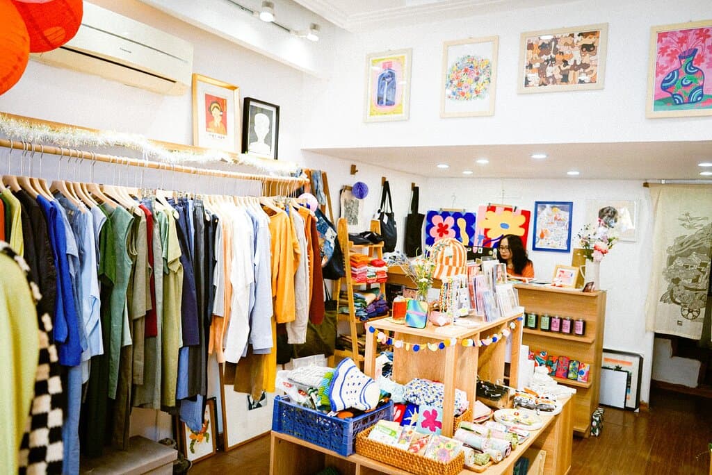 At Liu Lo Arts & Craft, we celebrate the magic of the hands. Everything is slowly made by hands. We are a gift store, a souvenir shop a hidden space in a small alley and also an artist-run space.