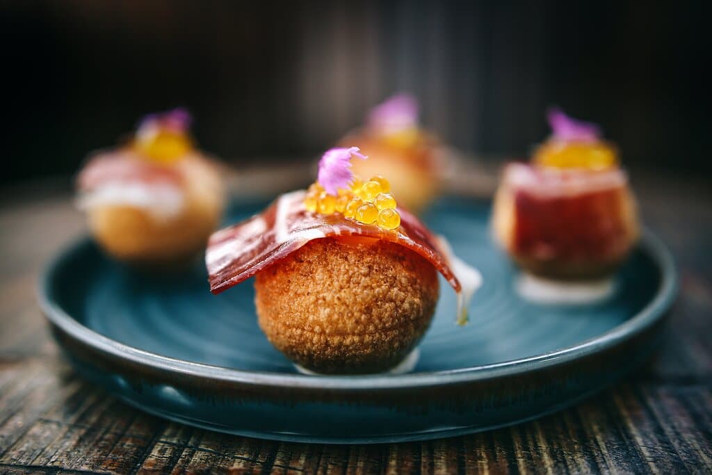 Pani Puri relleno de mousse de Jamón de la Dehesa de Extremadura y Torta del Casar