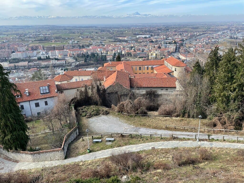 Vista incantevole. Orologio solare. Giochi per i bambini; in particolare ne ricordo uno che non ho mai visto da altre parti, per raccogliere la sabbia e movimentarla.