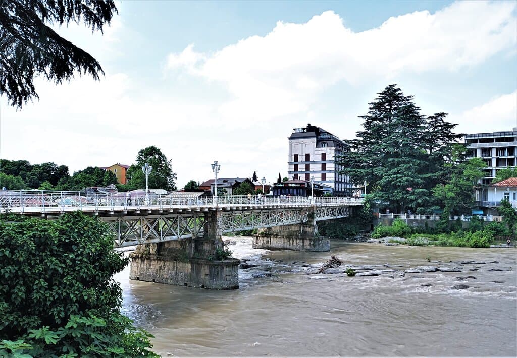 Кутаиси. Белый мост (пешеходный).