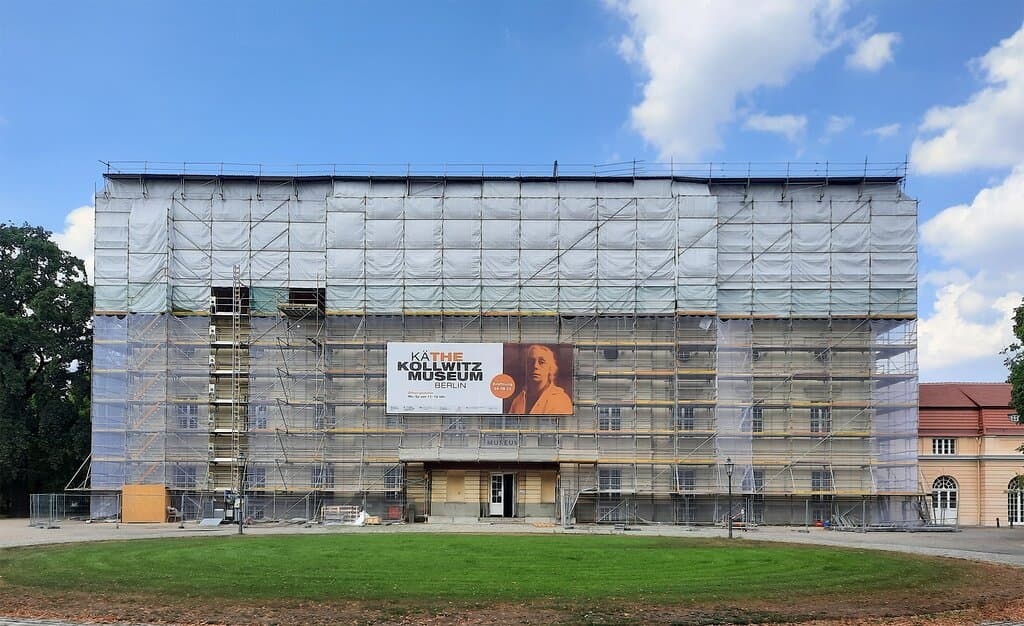 Das Käthe-Kollwitz-Museum im Theaterbau am Schloss Charlottenburg, eingerüstet mit Kollwitz-Banner 