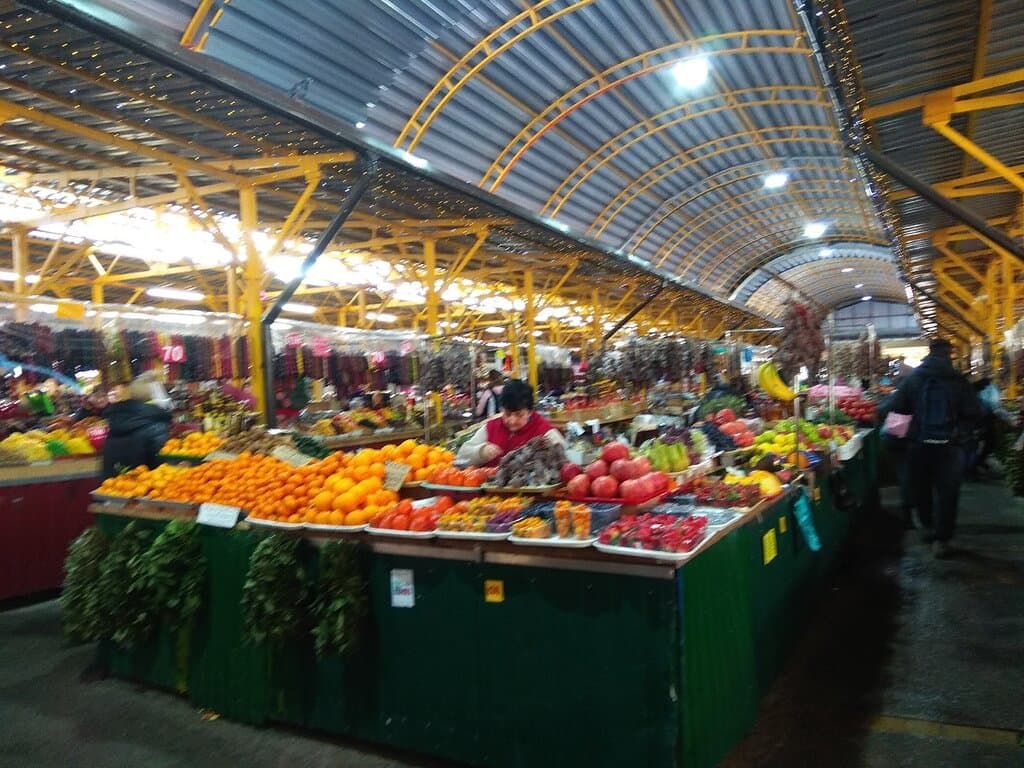 Колоритный адлерский рынок... Выбор широкий, преобладает продукция из Абхазии. 