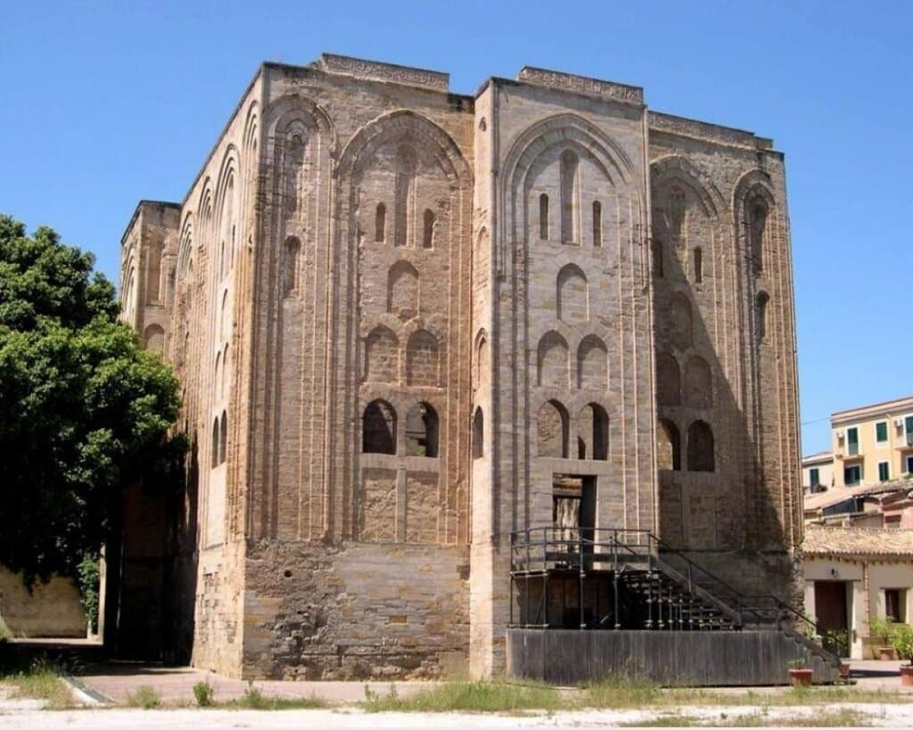 Вид на кубический замок