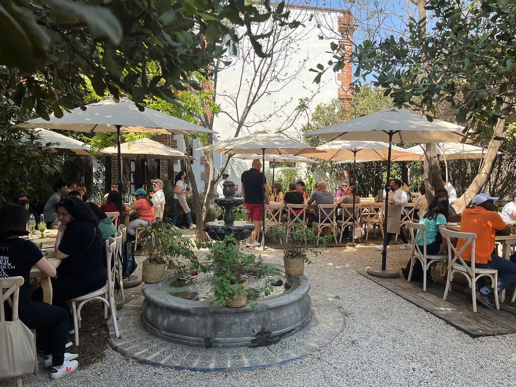 Después de conocer las Pirámides de Teotihuacán mereces relajarte y disfrutar de una rica comida al aire libre! 