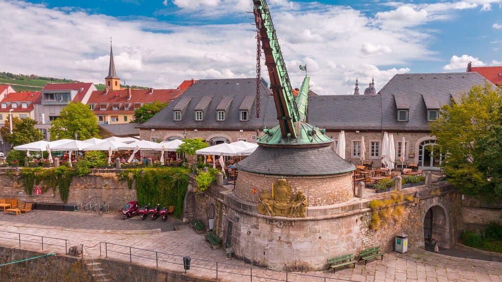 🌊🥂 Unsere Terrasse mit Blick auf den Main - ein Ort für besondere Momente!