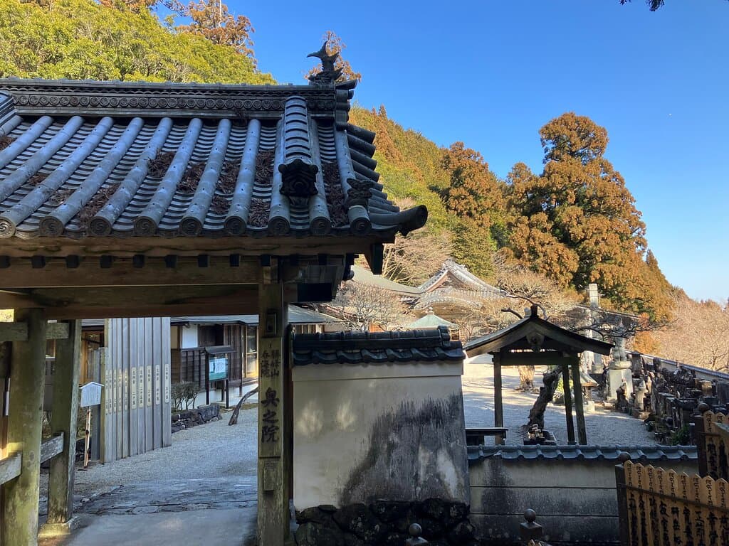 奥の院の山門