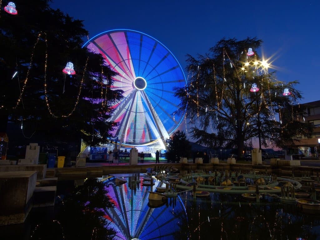 Principal praça de Santo Tirso, também é conhecida como Praça do Município. Pela altura do Natal, a praça recebe um novo colorido e muita animação, com uma roda gigante e pista de gelo em destaque e, claro, a inevitável árvore de Natal. Também existe um comboio muito apreciado pelas crianças.