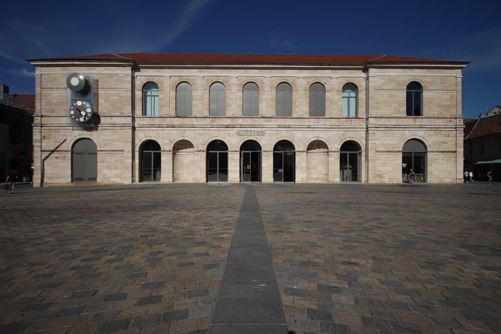 Musée des beaux-arts et d'archéologie, place de la Révolution © Photographie Louis Jacquot