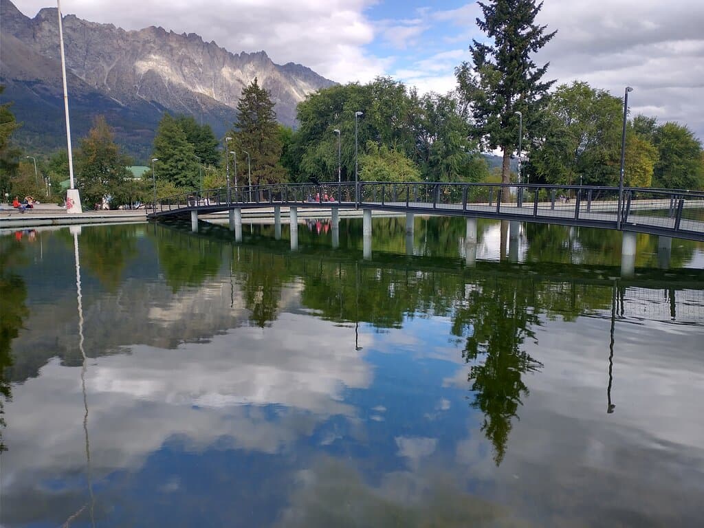 Plaza Pagano con el Piltriquitrón de fondo