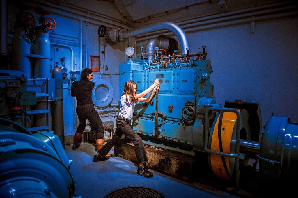 Un des deux générateurs de secours de la salle des machines