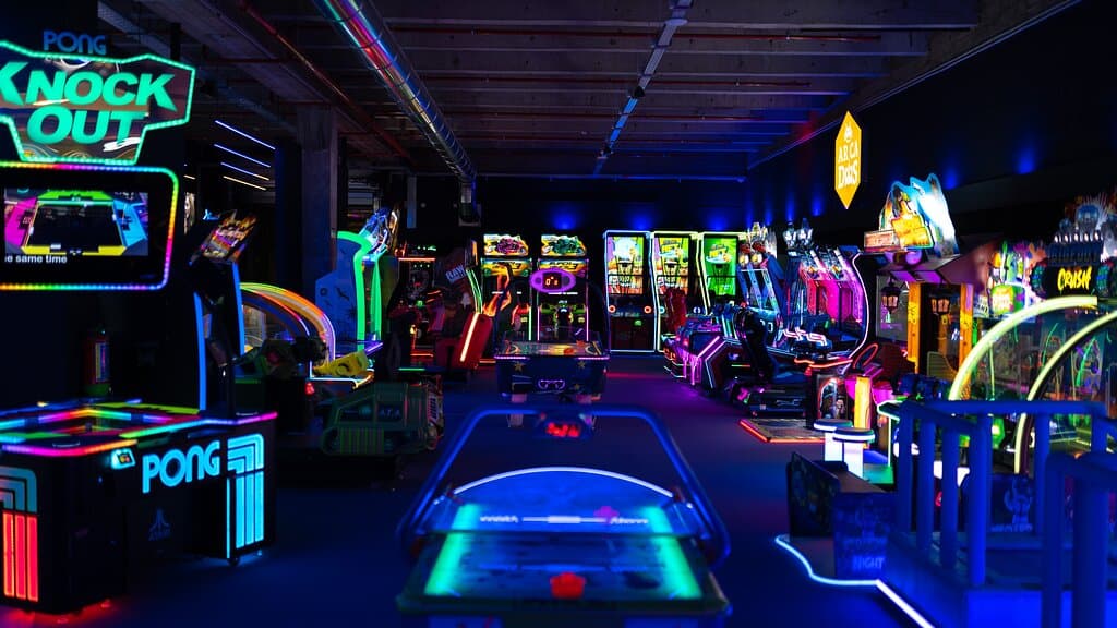 200 m², with more than 30 arcade machines for the young and young at heart.