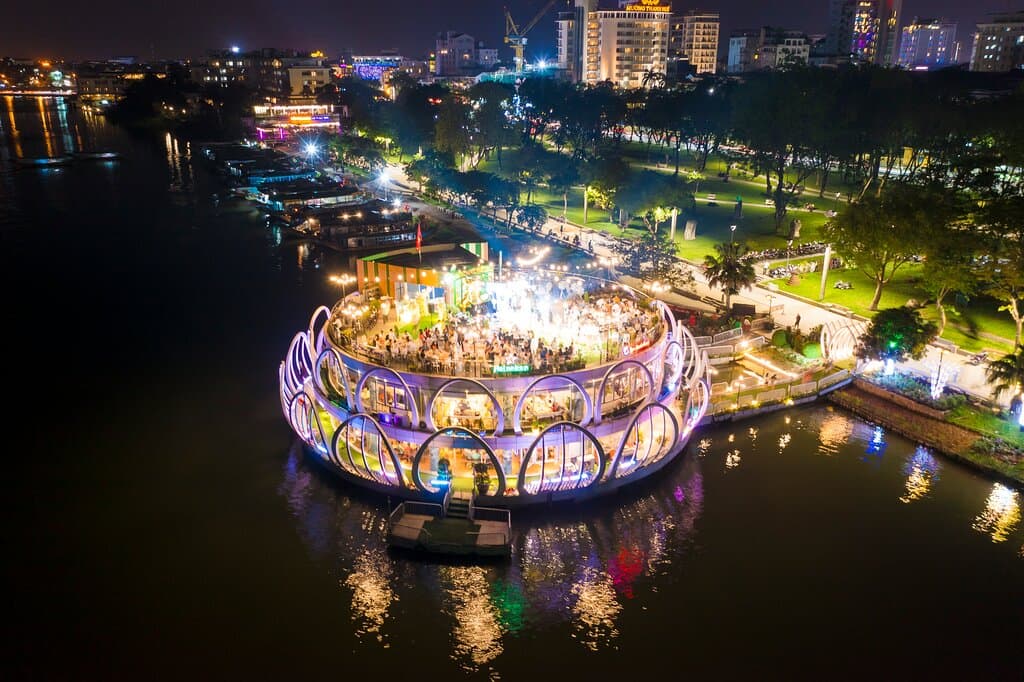 NHÀ HÀNG NỔI SÔNG HƯƠNG 📌 Địa chỉ: Công Viên 3/2 Lê Lợi – Thành Phố Huế 📞 Kinh doanh: 0934 89 89 22 – 0234 3831 197  📩 Email: info@nhahangnoisonghuong.com 🌐 Website: nhahangnoisonghuong.com 💫 Facebook: Nhà Hàng Nổi Sông Hương