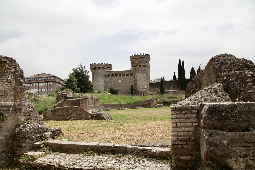 The Bleso amphitheatre was only recently uncovered in 1948. Gladiatorial fights and staged hunting scenes, with men were pitted against wild animals, were held here in the 2nd century. 