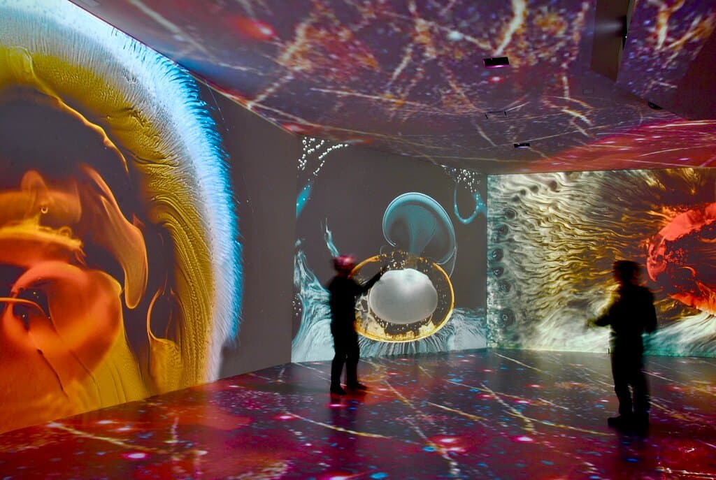 Ausstellung "Life & Death" zeigt Tabletten (Makro gefilmt), welche sich in Wasser auflösen.
