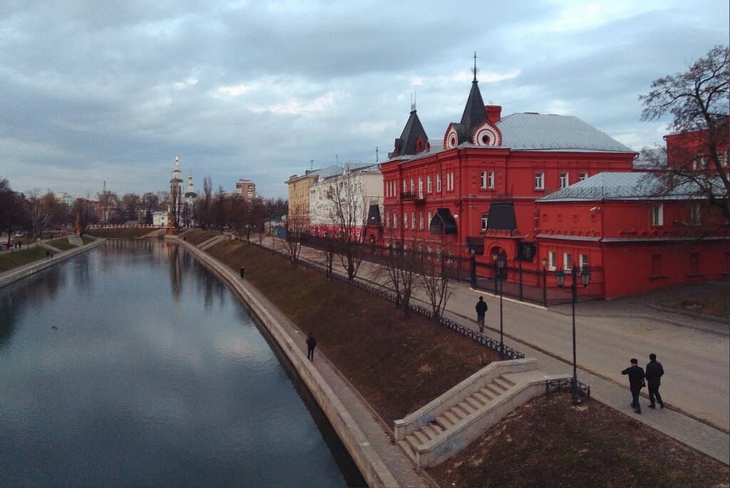 Вид с Ленинского моста на набережную реки Орлик.