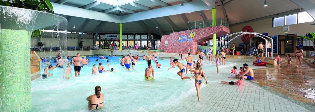 Den größten Genuss erlebt der Schwimmer, wenn er in der wohltemperierten Brandung des über 40 m langen Wellenbecken schwimmt und durch die große Glaspyramide in den Himmel oder in den Abendstunden zu den Sternen schauen kann.

Gerade in den Wintermonaten, wenn der Körper sich nach jedem Sonnenstrahl sehnt, kann man der Natur nicht näher sein. 