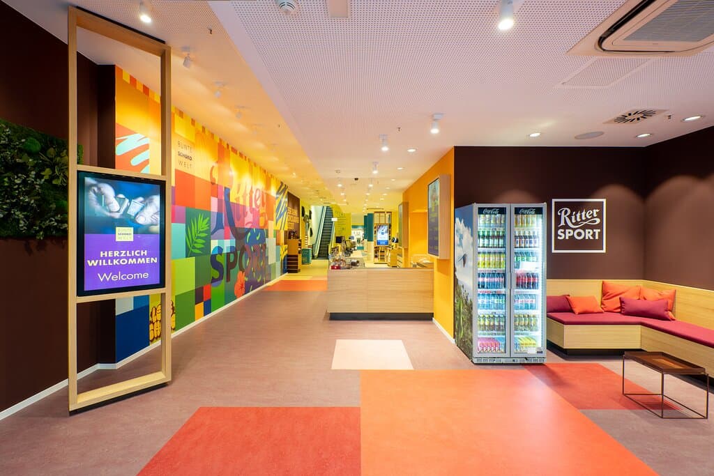 BISTRO

Ob To-Go oder beim gemütlichen Verweilen in unserem farbenfrohen Bistro – unsere schokoladigen Speisen und Getränke lassen sich überall genießen. Probiere unsere Waffeln, erfrische Dich mit einem Ritter Sport Eis oder wärme Dich an einer heißen Schokolade. Wir bereiten alles frisch zu und gehen gerne auf Eure individuellen Wünsche ein.