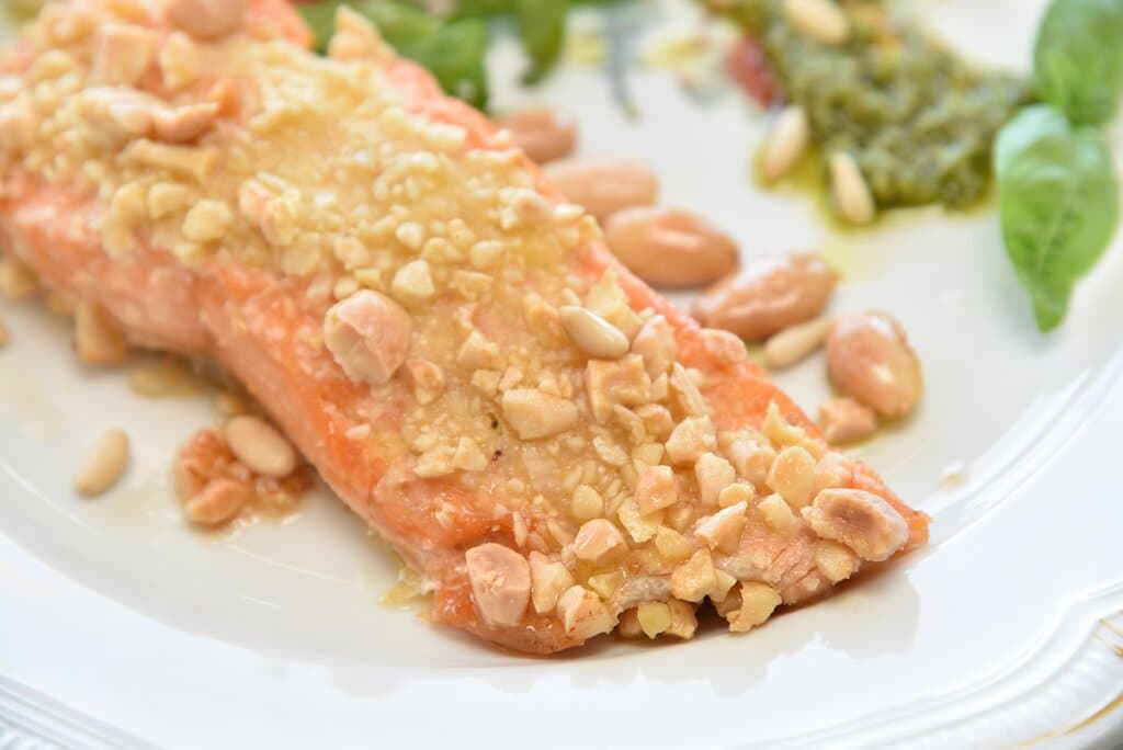 Salmone alle mandorle con pesto