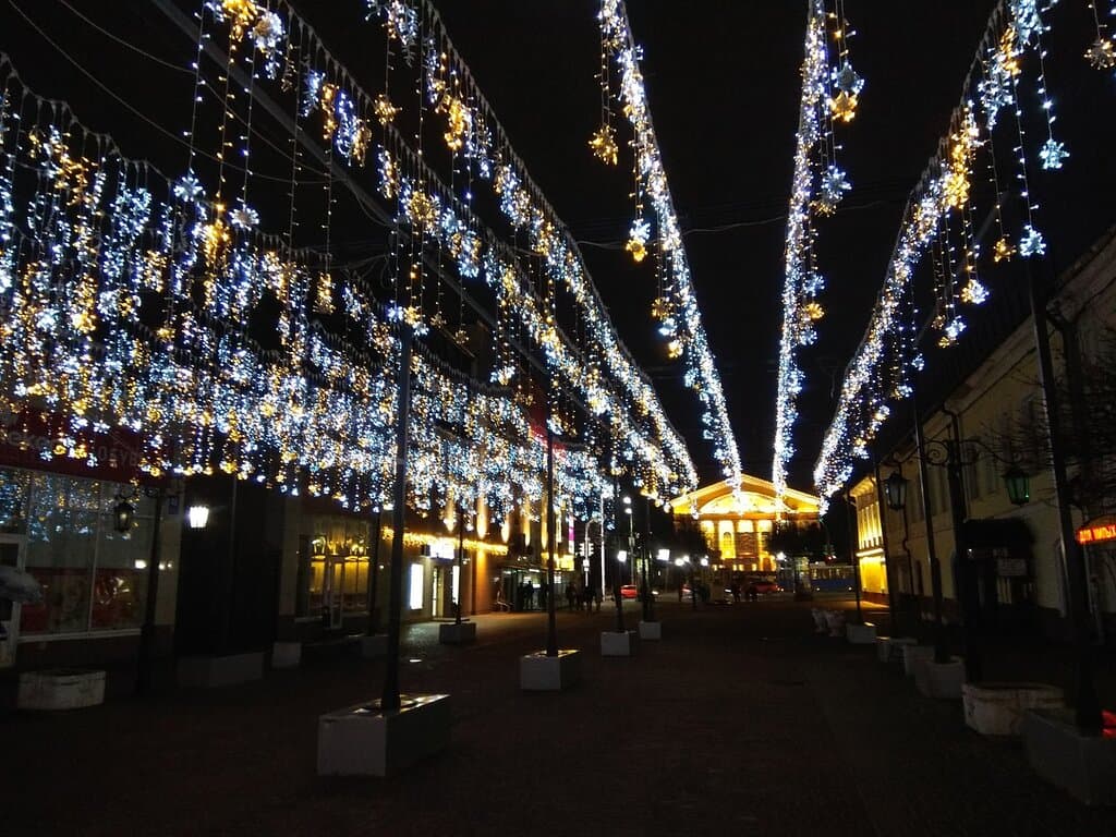 В вечернее время пешеходный участок улицы Театральной, где установлен памятник "Человек с велосипедом", красиво подсвечен в стиле "Звёздное небо"...:) 