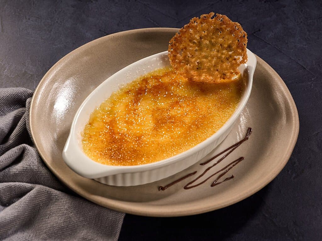 𝕮𝖗𝖊𝖒𝖊 𝖇𝖗𝖚𝖑𝖊𝖊: Clásico postre crema suave y vainilla  terminado con un caramelo crocante