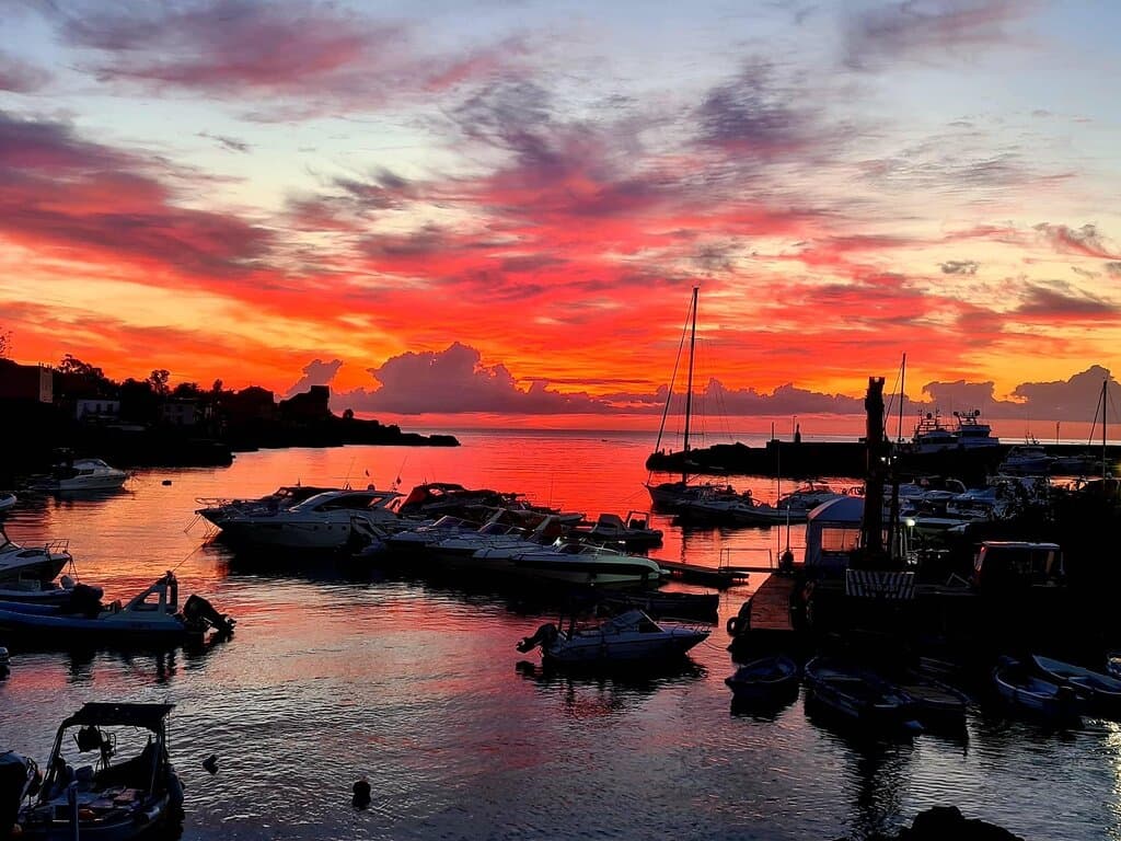 Non sono i mari del sud ma, un usuale tramonto al porticciolo della baia di Ognina , antico porto di pescatori