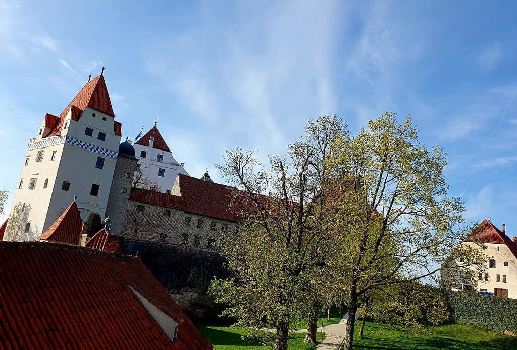 Schöne Burg Anlage über Landshut gelegen