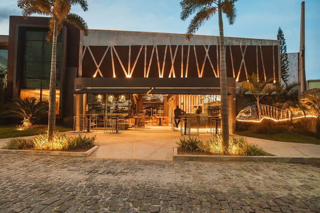 A nossa arquitetura é um dos pontos fortes e diferenciais na entrega da experiência Iconiko.  Um projeto brilhantemente executado pelo escritório Anderson Nobre Arquitetura que nos confere contemporaneidade, design marcante e um espaço aconchegante, que disponibiliza cinco ambientes distintos para que as suas noites de jantar e viagem pela culinária oriental sejam ainda mais exclusivas. 🖤  #IconikoCaboFrio #ComidaJaponesa #Culináriaoriental #PassagemCaboFrio