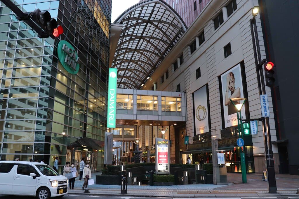 大丸の本館と東館、間にはエルガーラ・パサージュ広場