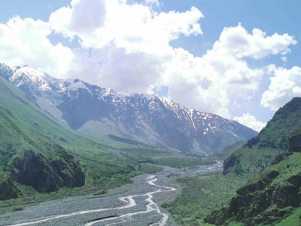 Местами Терек распадается на несколько рукавов. 