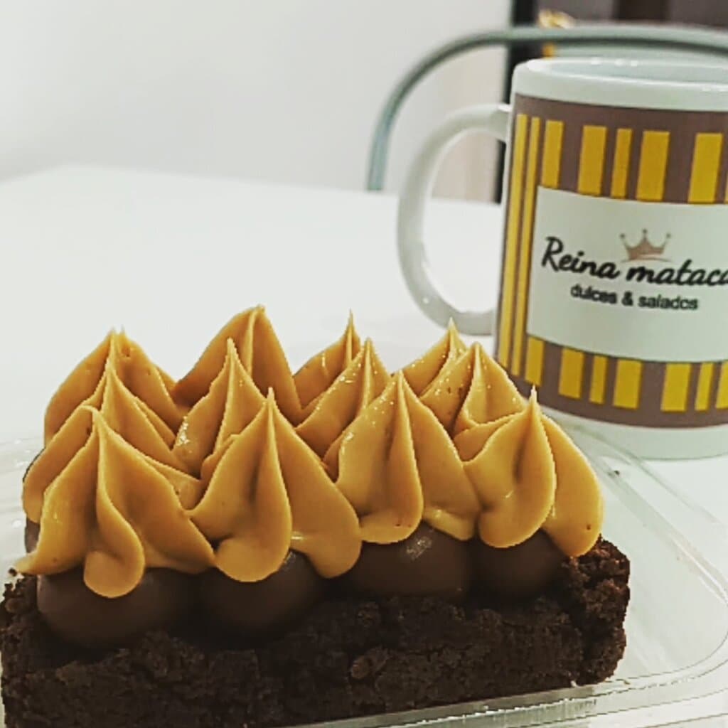 Torta bomba, brownie,  dulce de  leche y crema chocotorta.