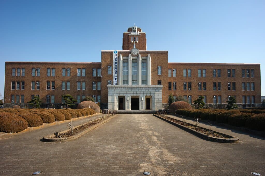 茨城県三の丸庁舎（旧茨城県庁）：茶色い煉瓦張りの外観、エントランスの柱もあって威風堂々。