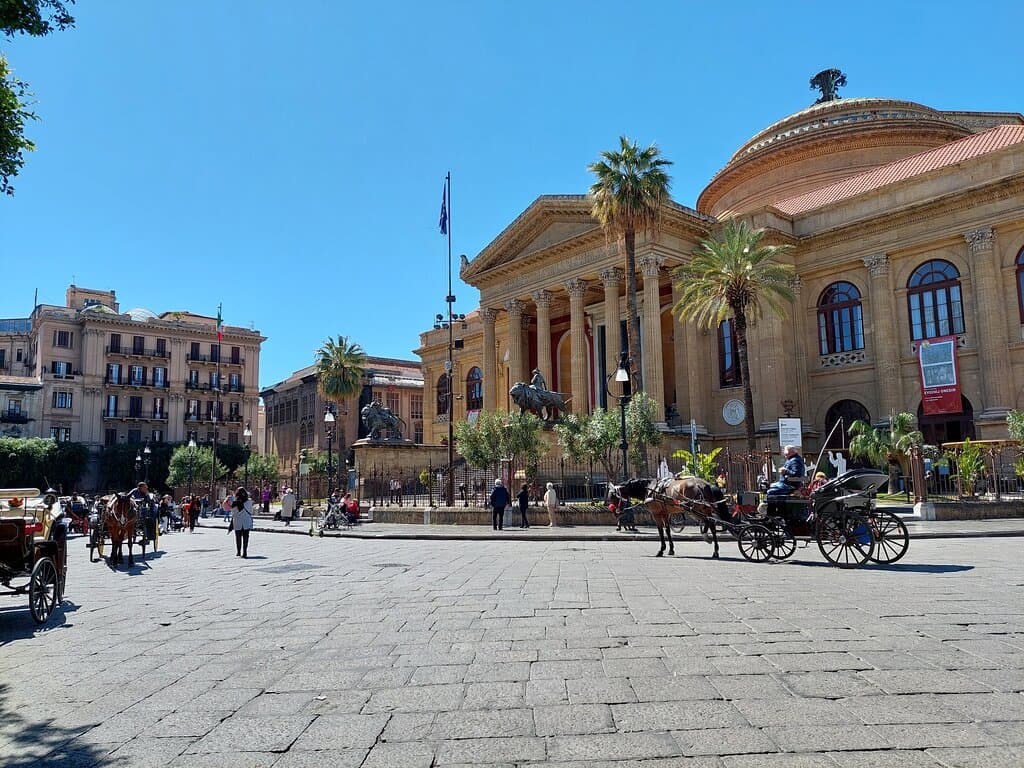 Scorcio della piazza