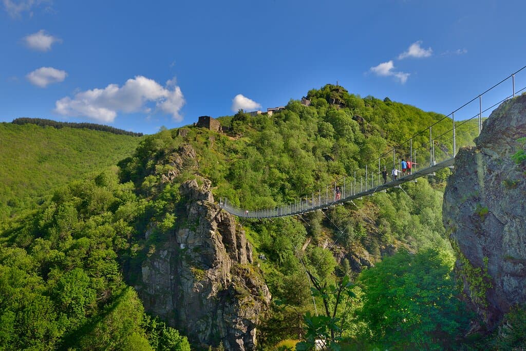 Suspendus en l’air, venez vous mesurer au vide et profiter d’une vue à couper le souffle sur la vallée et sur la ville de Mazamet.


Crédit photo : Office de Tourisme Castres - Mazamet