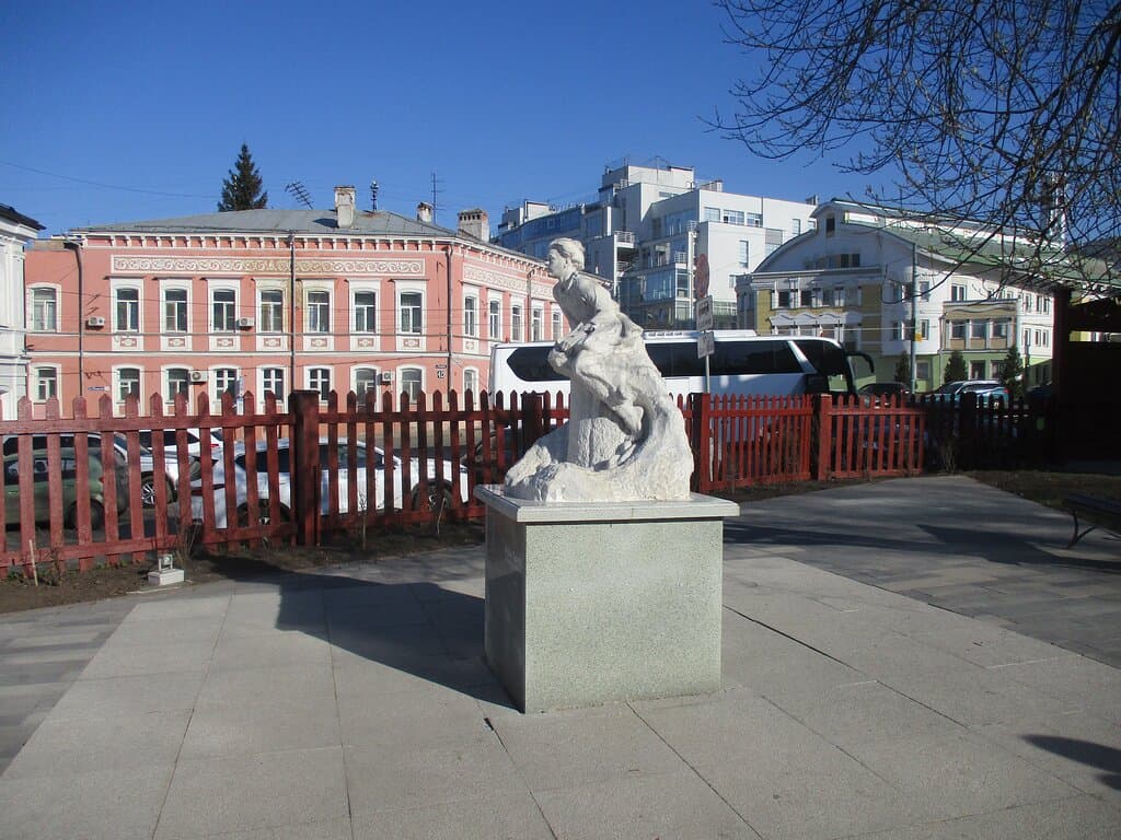 скульптура Алеши Пешкове  в детстве