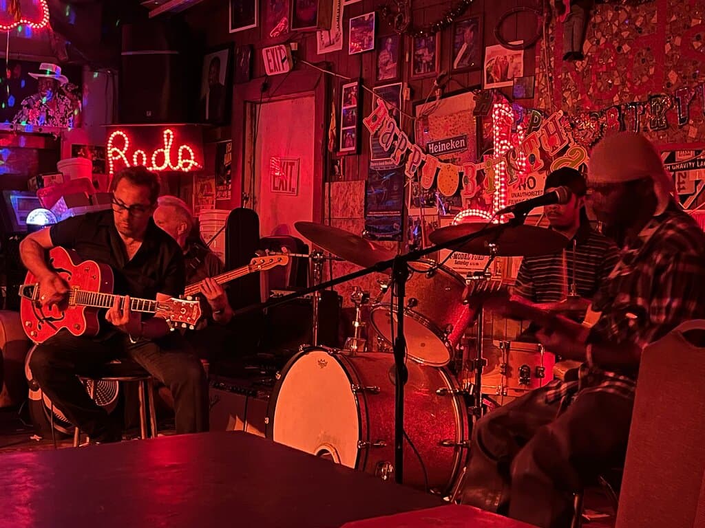 Red's Lounge