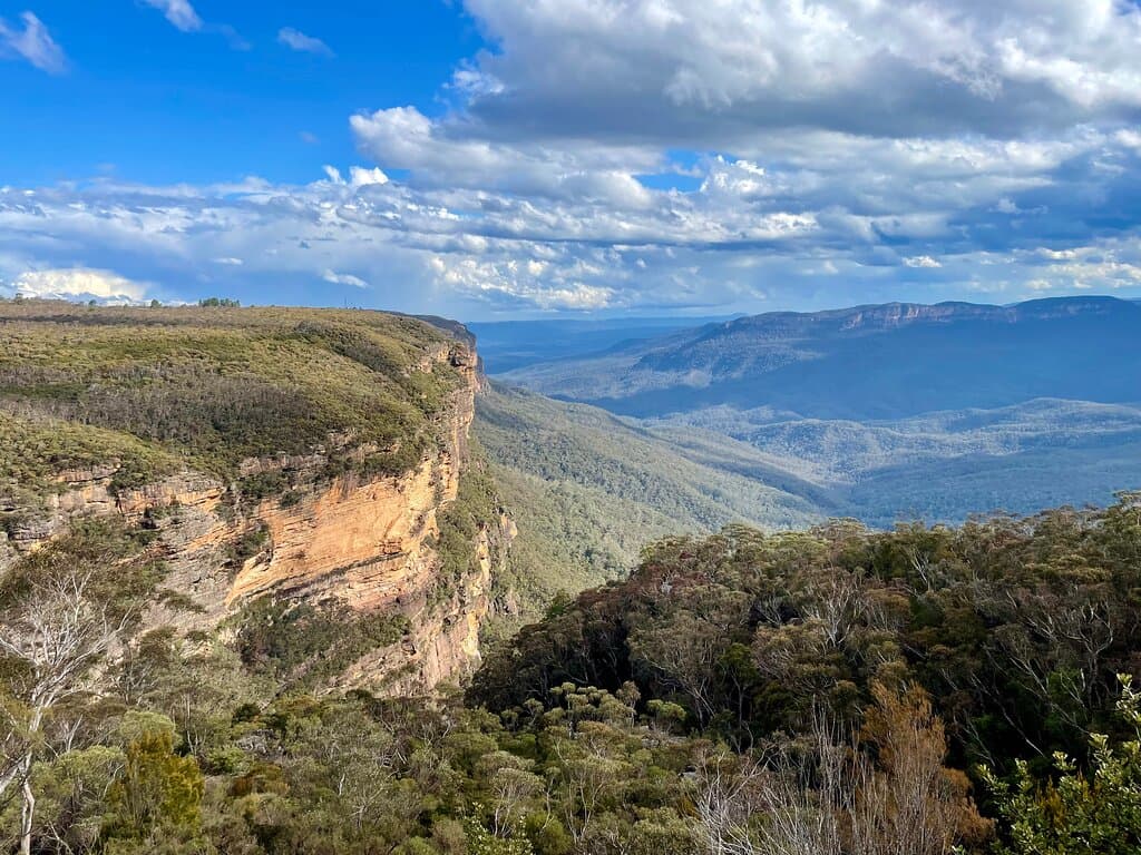 Jamison Lookout's panoramic views down over the Jamison Valley towards Mount Solitary.