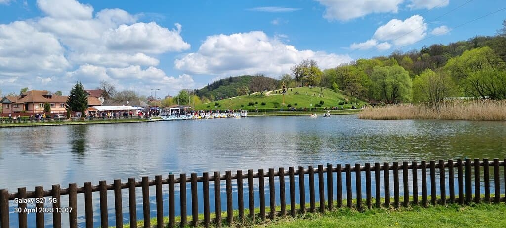 Noua Park and Lake