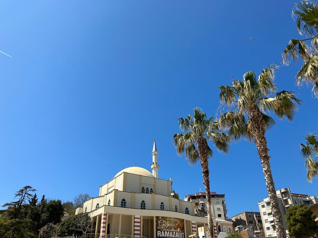 Town Square Sheshi Liria – Platz