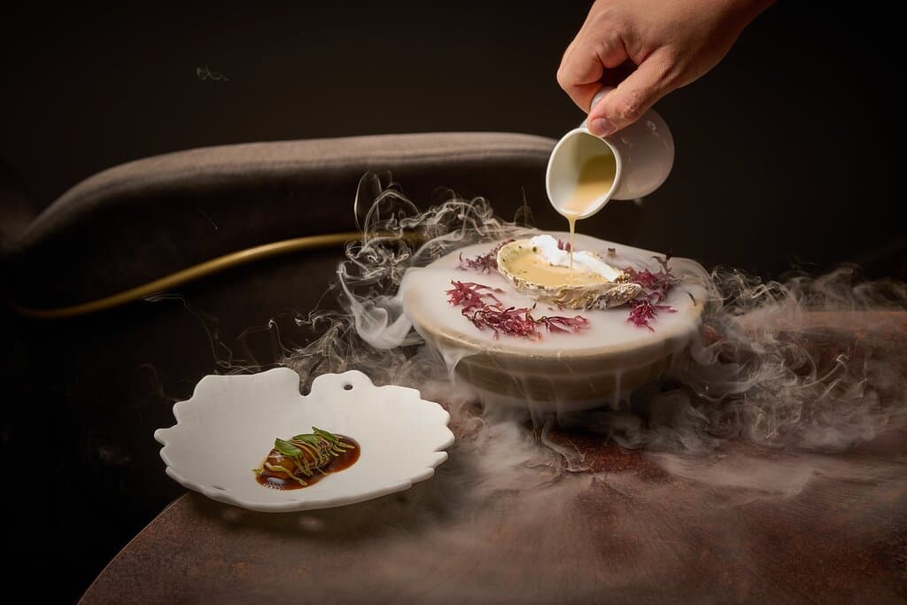 Ostra del mediterráneo, jugo de cordero y halófilas