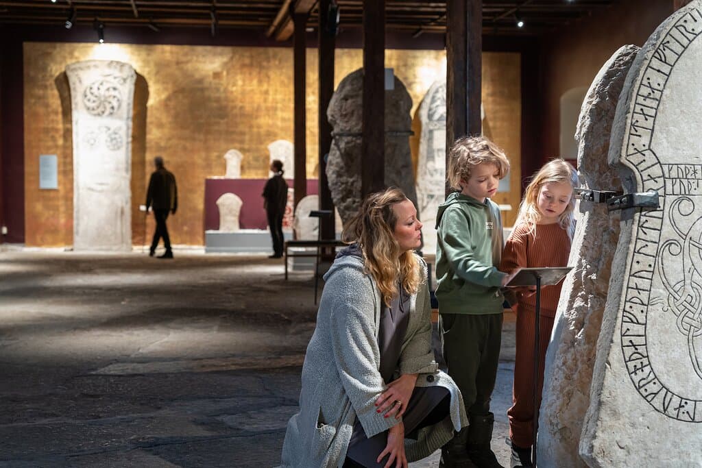 De gotländska bildstenarna är världsunika! Redan på 100-talet e.Kr. började öborna resa stenar med inhuggna bilder. I bildstenshallen kan du uppleva stenarna både i nutida form och med teknikens hjälp även se hur de kan ha sett ut då de restes.