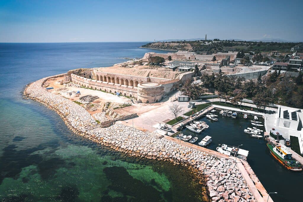 Çanakkale Boğazı’nın girişini savunmak amacıyla Anadolu yakasındaki Kumkale ile birlikte 1659 yılında inşa ettirilmiştir. Seddülbahir’in inşası, Venediklilerle Girit Adası üzerinde süregelen uzun savaşın yeniden başlaması ile birlikte, Kilitbahir ve Kale-i Sultaniye’nin Boğaz savunması için yetersiz kaldığı düşünüldüğü için başlatılmıştır.