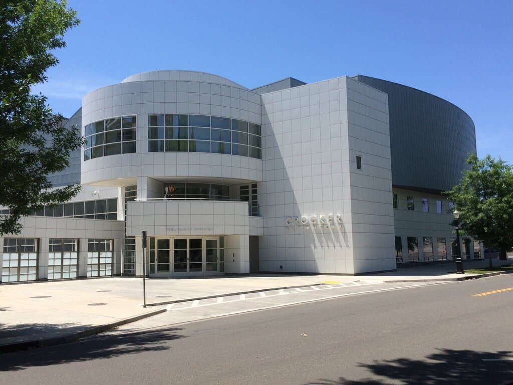 Exterior view of modern portion/wing of the museum