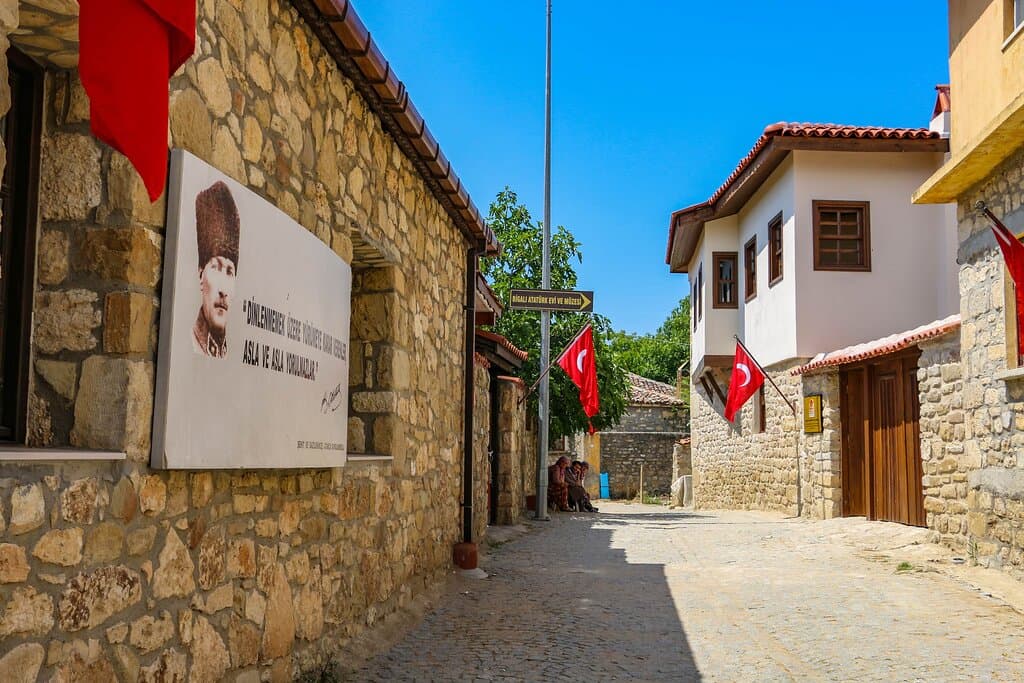 Eceabat’ın kuzeyinde Boğaz’a 4,5 km mesafede Taşlı Tepe’nin güney yamaçlarında yer alan köy, “Çamyayla” ve “Boğalı” adları ile de anılır. Bigalı köyü ve çevresi Nisan 1915’te 19. Tümen’e karargâh olmuştur. Bu esnada Mustafa Kemal Atatürk’ün misafir kaldığı sonradan “Atatürk Evi ve Müzesi” olarak anılan ev, yarımadanın önemli ziyaret noktalarından biri hâline gelmiştir.