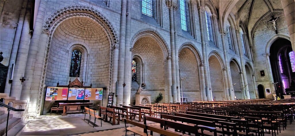 Édifié à partir du début 11è, ce lieu est merveilleusement roman, agrémenté de gothique typiquement angevin, les croisées d'ogives sont très bombées (fermées par des clés en claveau placées au-dessus des clés des arcs doubleaux).