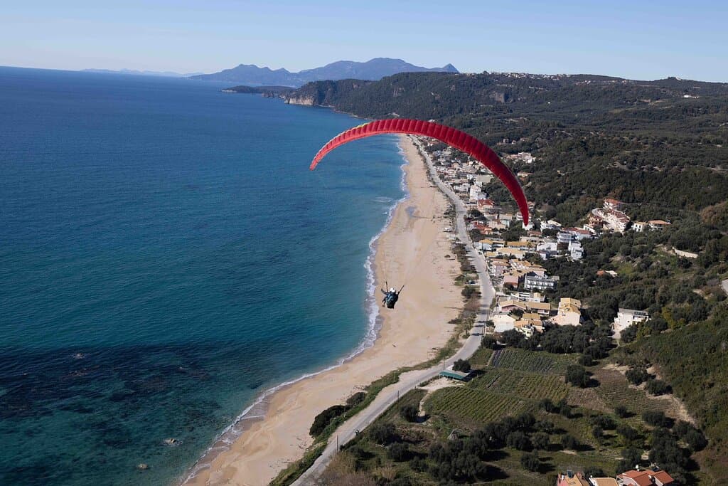Μια ξεχωριστή πτηση πάνω από την παραλία βράχου στην πρεβεζα και με φόντο τα καταγάλανα νερά του Ιονίου!!!