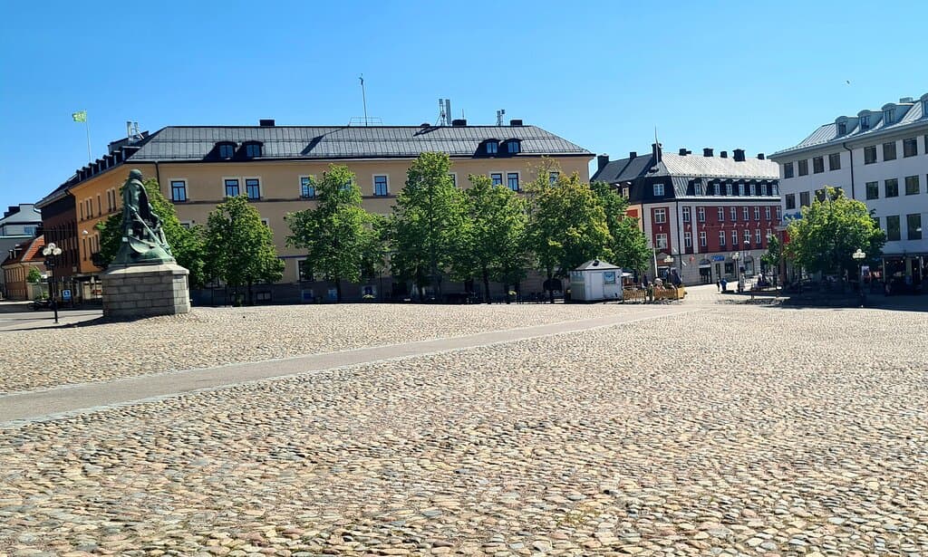 Vid Stora Torget ligger Falu rådhus och Kristine kyrka. I den övre delen, mot Åsgatan och Kristine kyrka, står Engelbrektsmonumentet av Karl Hultström.