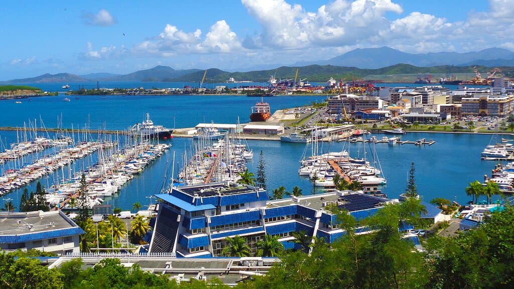 PORT MOSELLE MARKET with the 𝙇𝙔𝙑𝘼𝙄  ｡𝙃𝙊𝙋 𝙊𝙉 𝙃𝙊𝙋 𝙊𝙁𝙁 𝘽𝙐𝙎 ｡ Noumea City 🍃