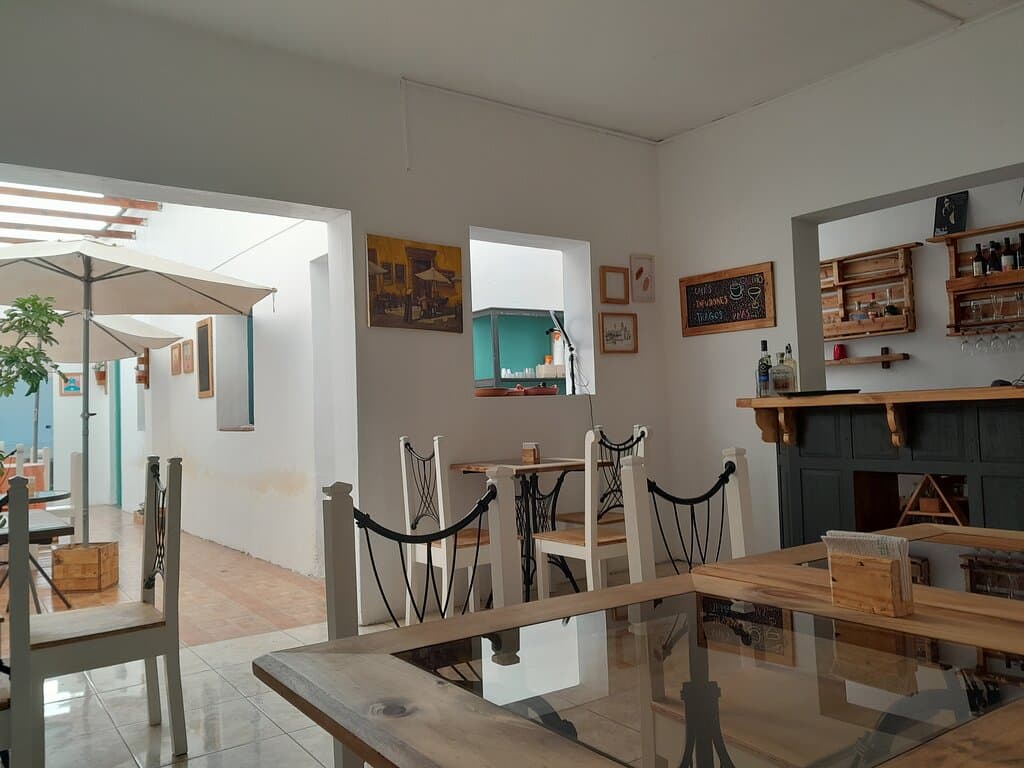 Vista de nuestro salón con la barra y mesas restauradas por nosotros . Amamos la madera ! ! Y nos gusta darle una nueva vida a  lo qu2 para muchos ya no serviría.